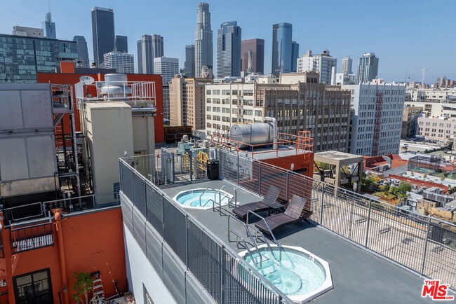 Building Photo - 746 S Los Angeles St