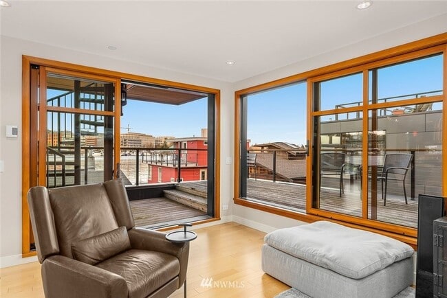 Building Photo - 3bd/2.5ba Seattle Houseboat