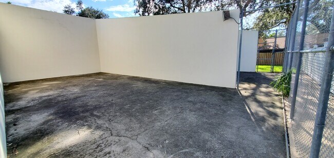 Handball Court - 5014 Gainsville Dr