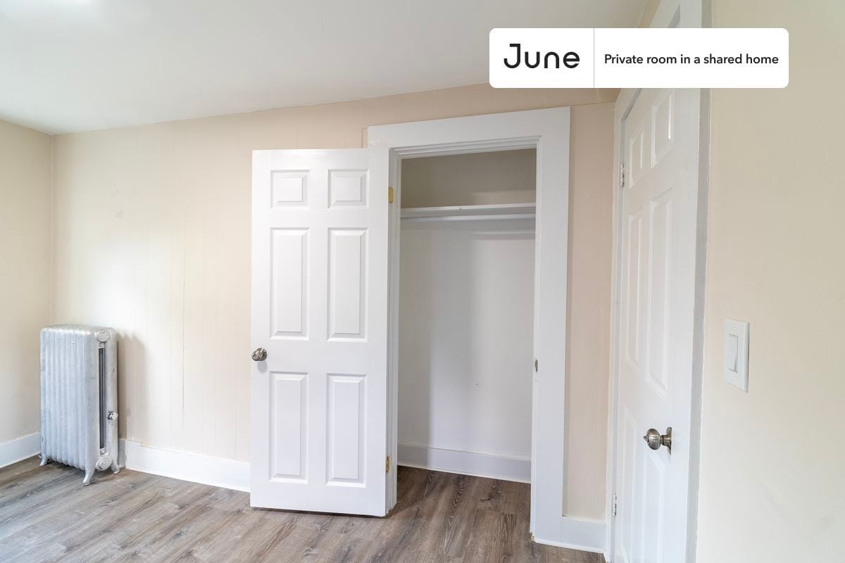 Building Photo - Room in Shared 7 bed/2 bath home