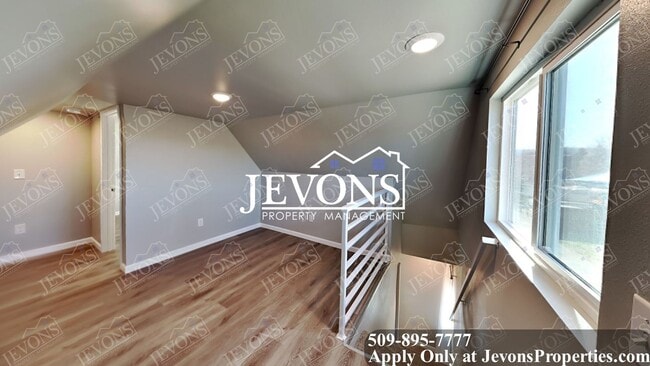 Building Photo - Explore this attractive property in Yakima with 3 bedrooms and 1 bathroom