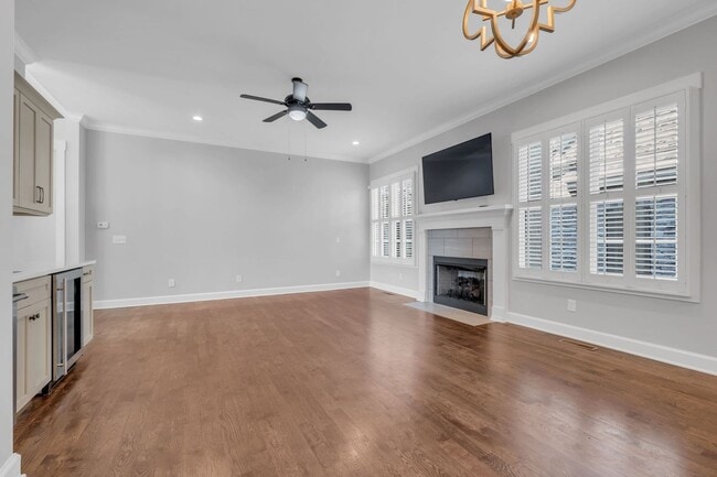 Building Photo - Stunning 5BE/4.5BA in the heart of Green H...