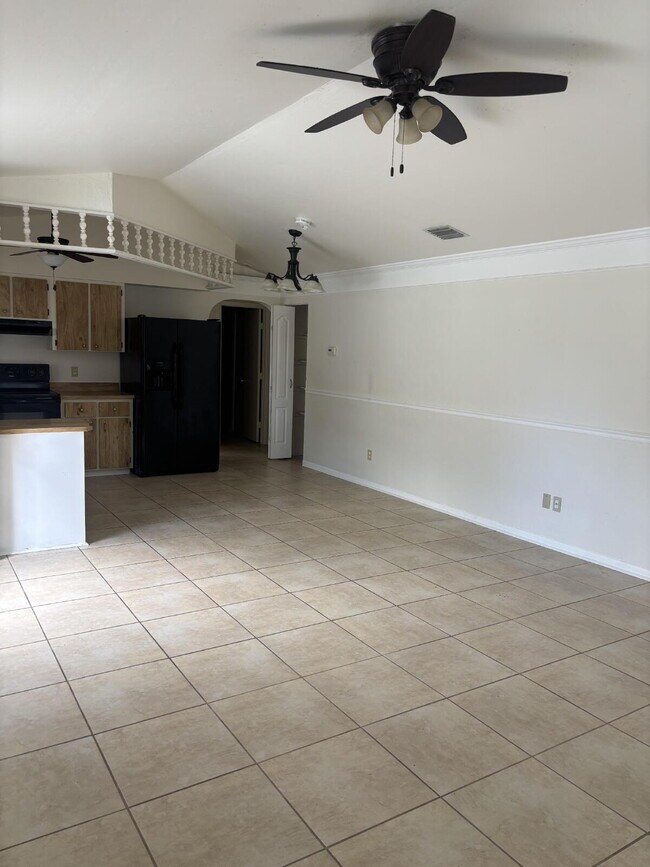 Building Photo - Spacious 2 Bedroom 2 Bath