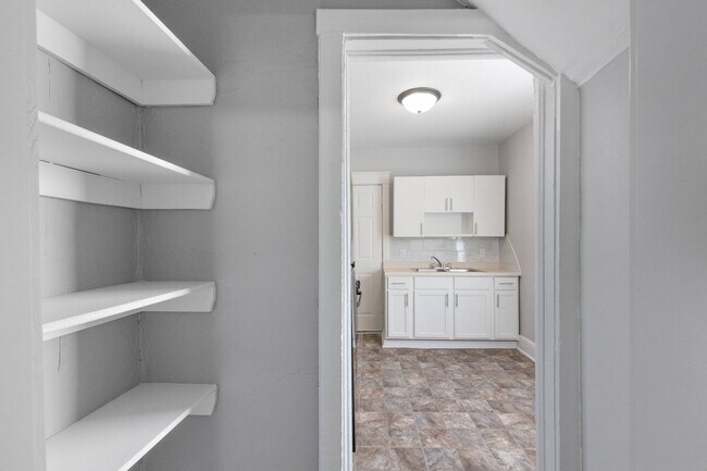 Building Photo - Don't Miss Out On This Amazing 3 bed 1 1/2...