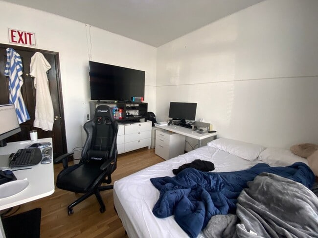 Building Photo - Awesome value four bedroom in Brookline