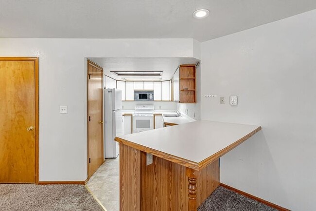 Building Photo - Charming 2-bedroom, 2-bathroom townhome with a 1-car garage