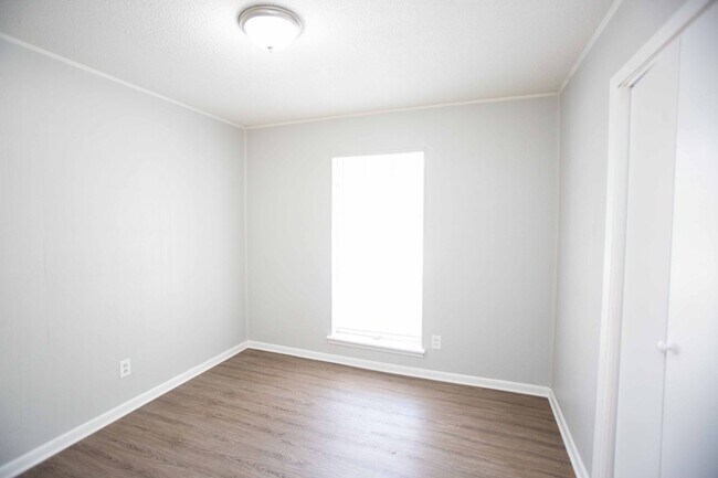 Building Photo - 3 bed, 1 bath home, fully updated!