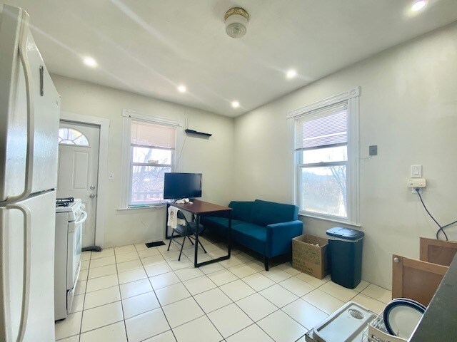 Building Photo - 190 Highland St