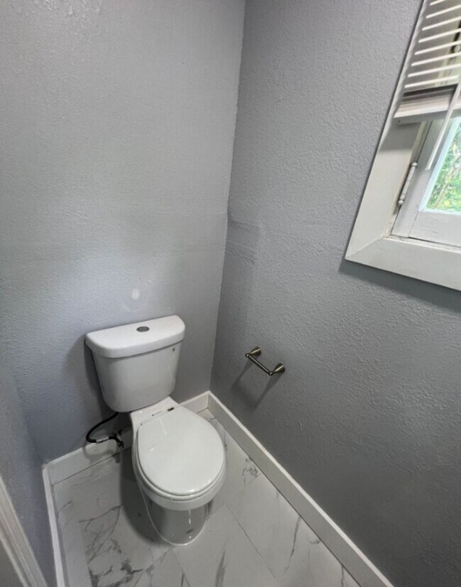 Building Photo - Spacious 5 Bed, 2.5 Bath in the heart of K...