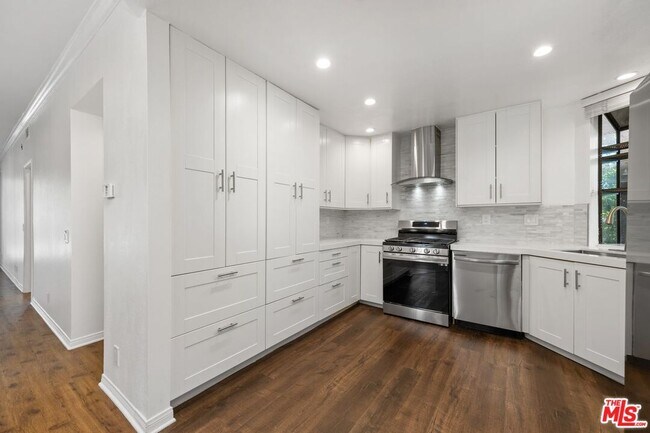 Building Photo - 2031 S Bentley Ave