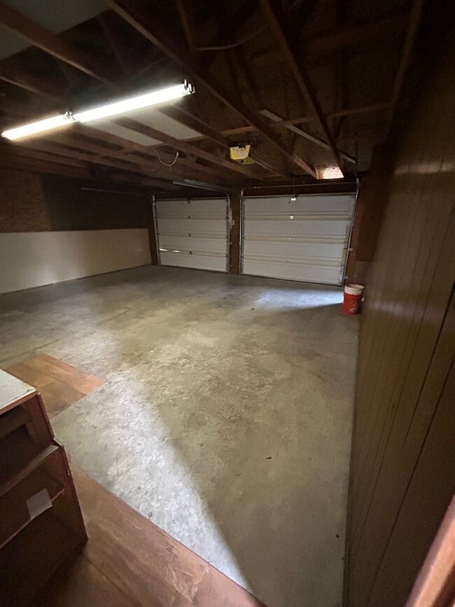 Building Photo - 302 6th Ave W