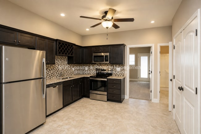 Building Photo - Eagle Creek Luxury Townhome