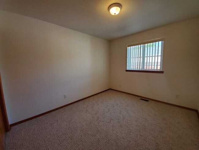 Building Photo - 810 S Dawes St
