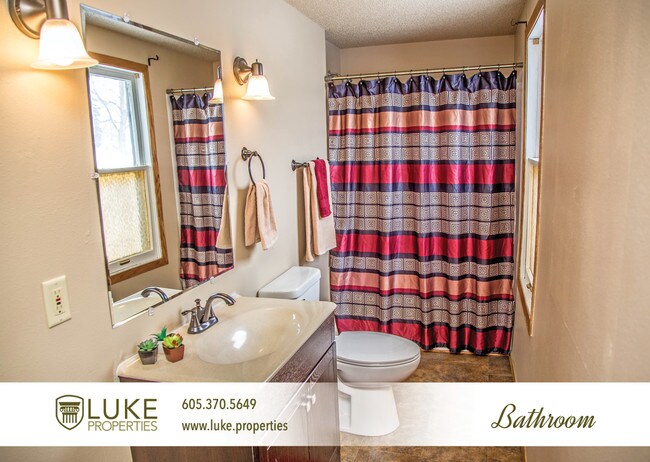 Building Photo - 1424 E 4th St