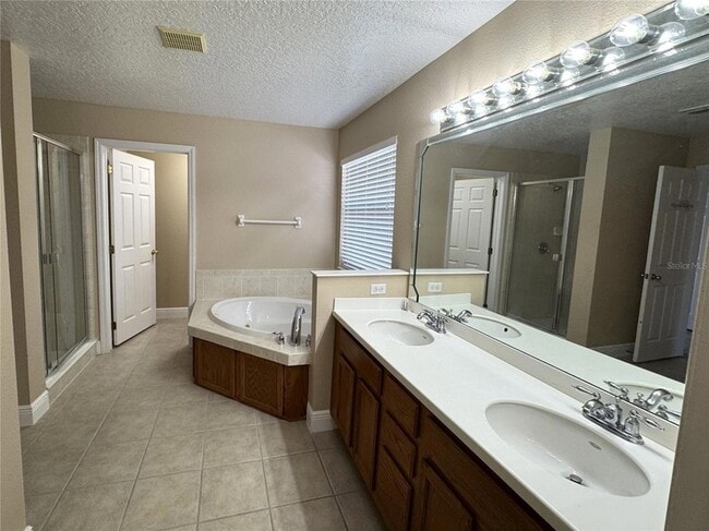 Building Photo - 5040 Walnut Ridge Dr