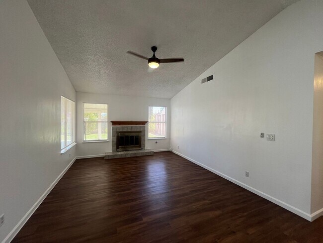 Building Photo - Bright & Beautifully Renovated 3 Bed, 2 Ba...