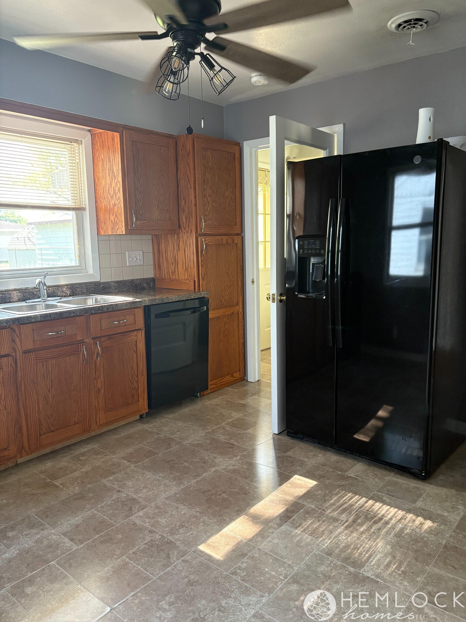 Kitchen with Dishwasher - 916 Blaine St