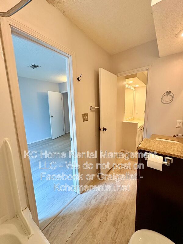 Building Photo - 8027 N Stoddard Ave