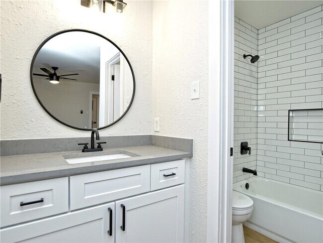 Building Photo - 11711 Oak Knoll Dr