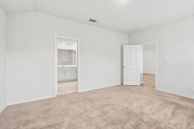 Building Photo - Move in Ready 4 bed 2 bath!