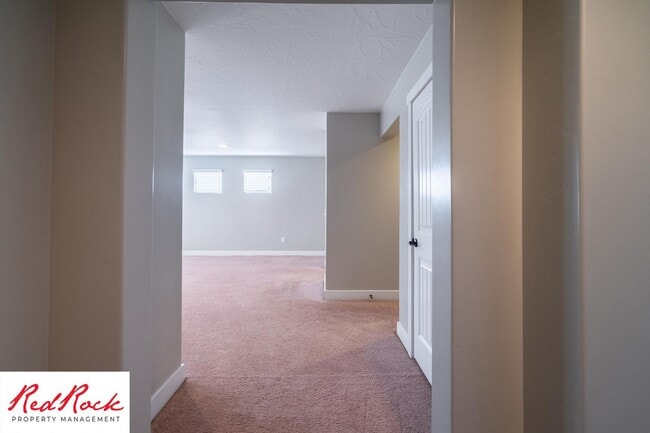 Building Photo - 4 Bedroom Spacious St. George Home with Large Backyard