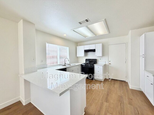 Building Photo - 15854 Pampas Ct