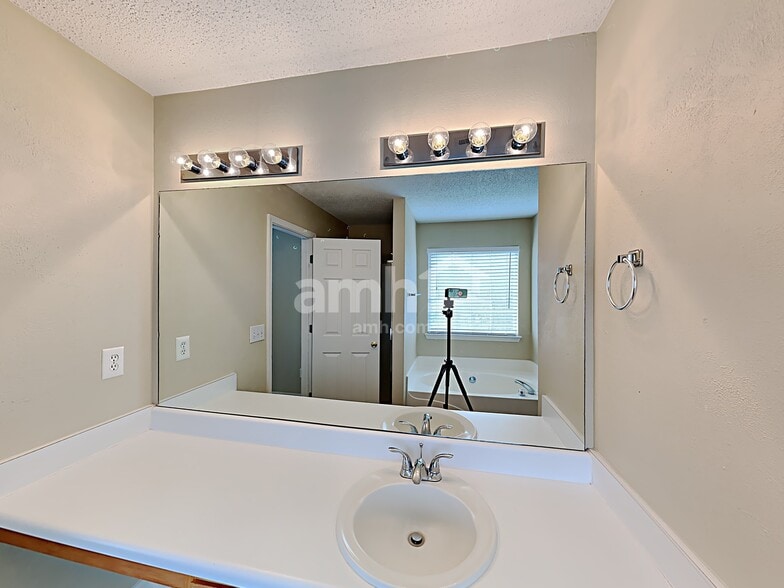 Building Photo - 4650 Grove Ct