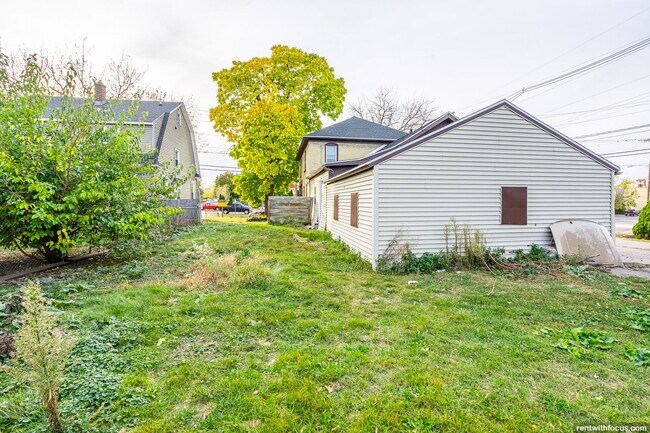 Building Photo - 213 Manitowoc St