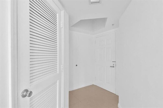 Building Photo - 16699 Collins Ave