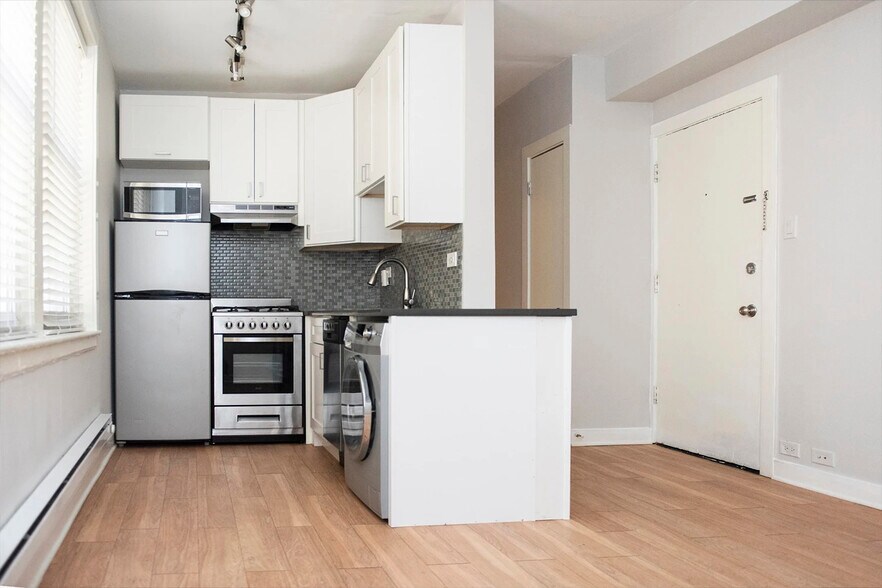 Building Photo - 517 W Belmont Ave