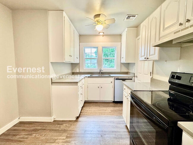 Building Photo - 3 Bed/1 Bath Home with Fenced Yard & Garage / Pet-Friendly / Coming Soon!