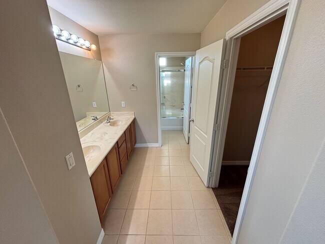 Building Photo - Spacious 4BED/3BATH Home Located in North Las Vegas