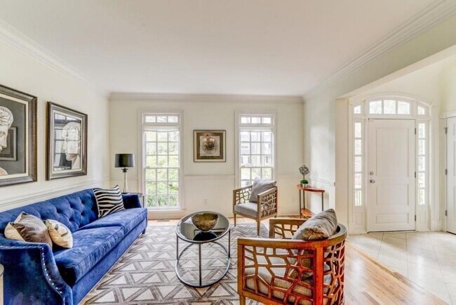 Building Photo - 704 Longleaf Dr NE