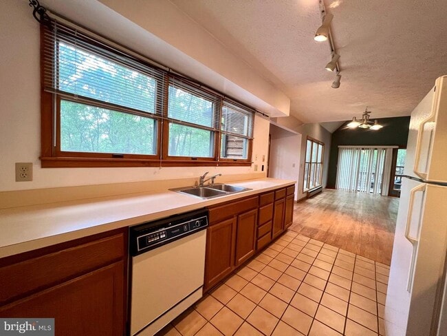 Building Photo - 148 Fieldstone Ln