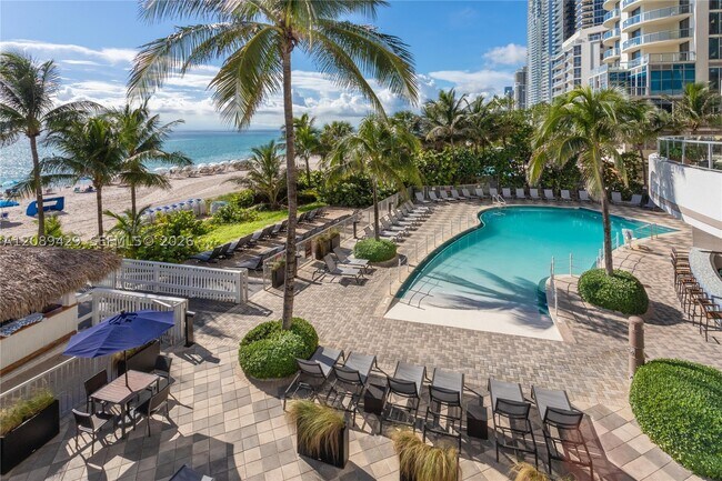 Building Photo - 17375 Collins Ave