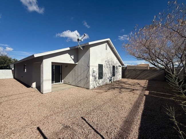 Building Photo - 3 Bedroom 2 Bathroom Home