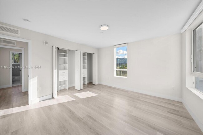 Building Photo - 2555 NE 193rd St