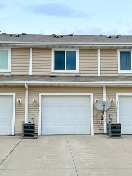 Building Photo - 1212 NE 7th Ln