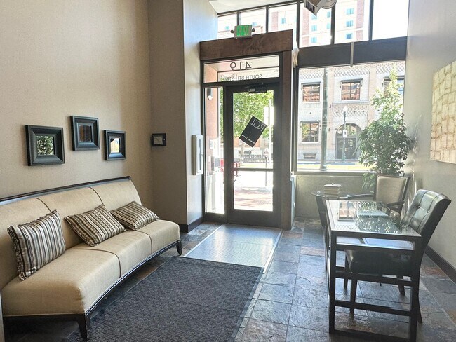 Building Photo - 1 Bedroom, 1 Bath Condo in the Heart of Do...