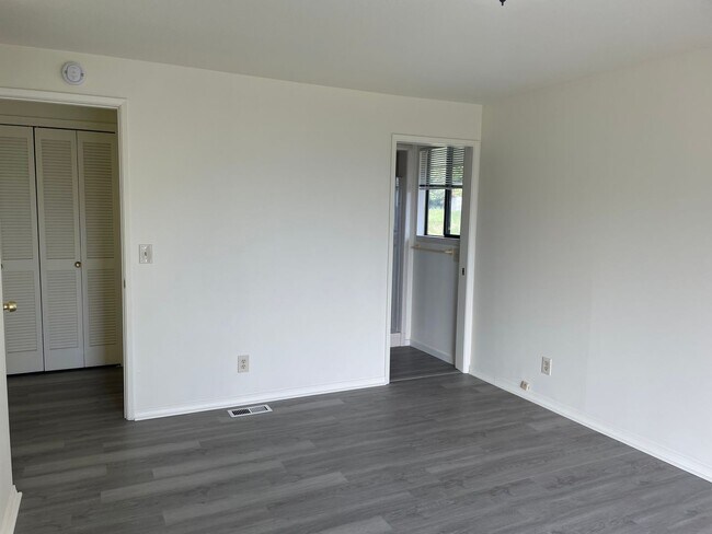 Building Photo - Spacious Admirals Cove Home with Recent Up...