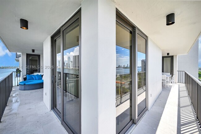 Building Photo - 801 N Venetian Dr