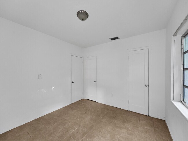Building Photo - 3226 Oak Ave