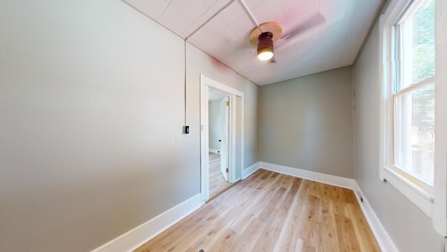 Building Photo - 3 Bed Single Family with Huge Kitchen and ...
