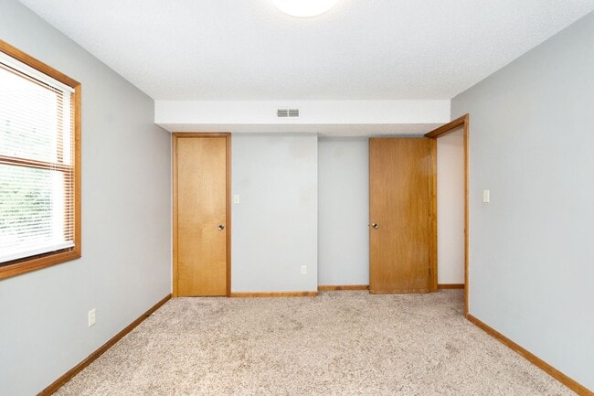 Building Photo - Large town house for rent!