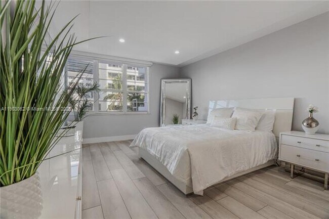 Building Photo - 100 Lincoln Rd