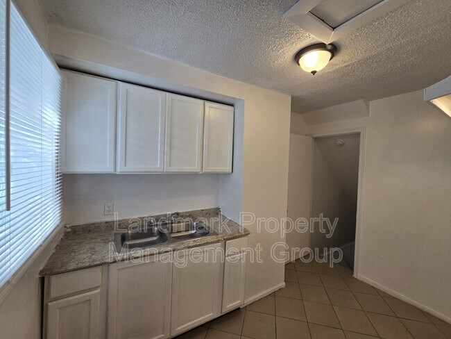 Building Photo - 9151 Mansfield St