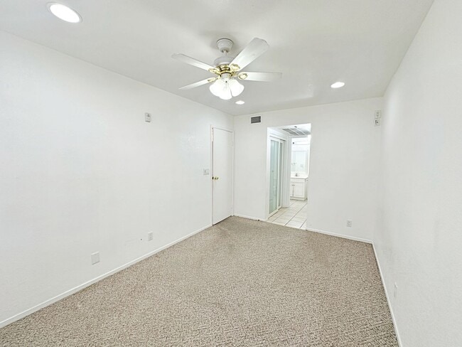 Building Photo - 1 BEDROOM 1 BATH DOWNSTAIRS CONDO