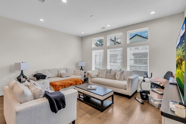 Building Photo - 5303 Donovan Gdns Ln