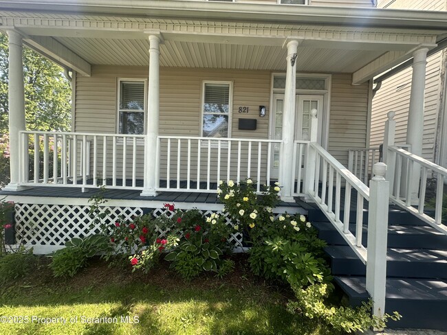 Building Photo - 821 Maple St