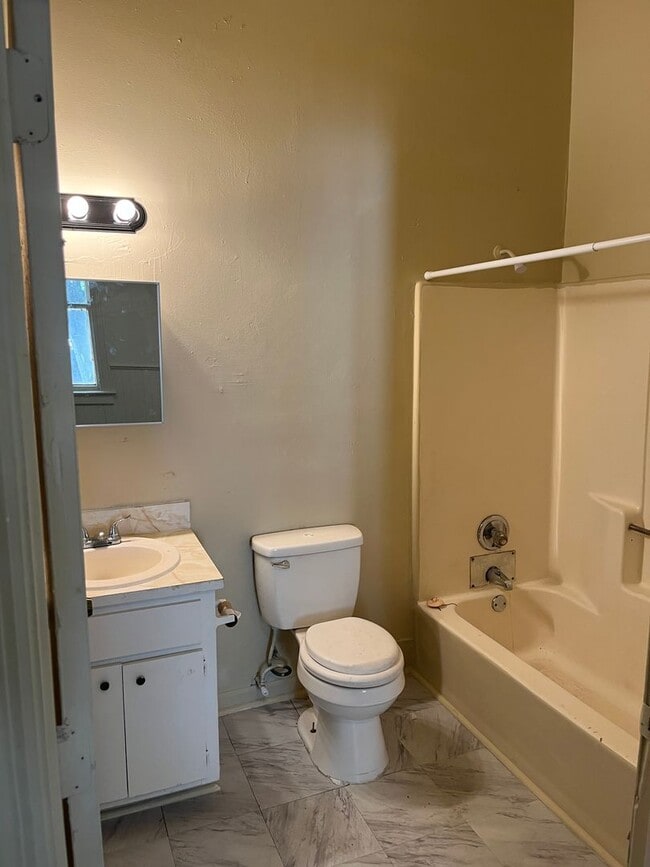 Building Photo - **AVAILABLE NOW**2 bedroom / 1 bathroom Duplex in Columbus, GA 31904***